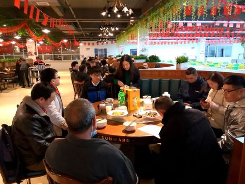 山河智能 何清華和留廠員工同吃團(tuán)圓飯